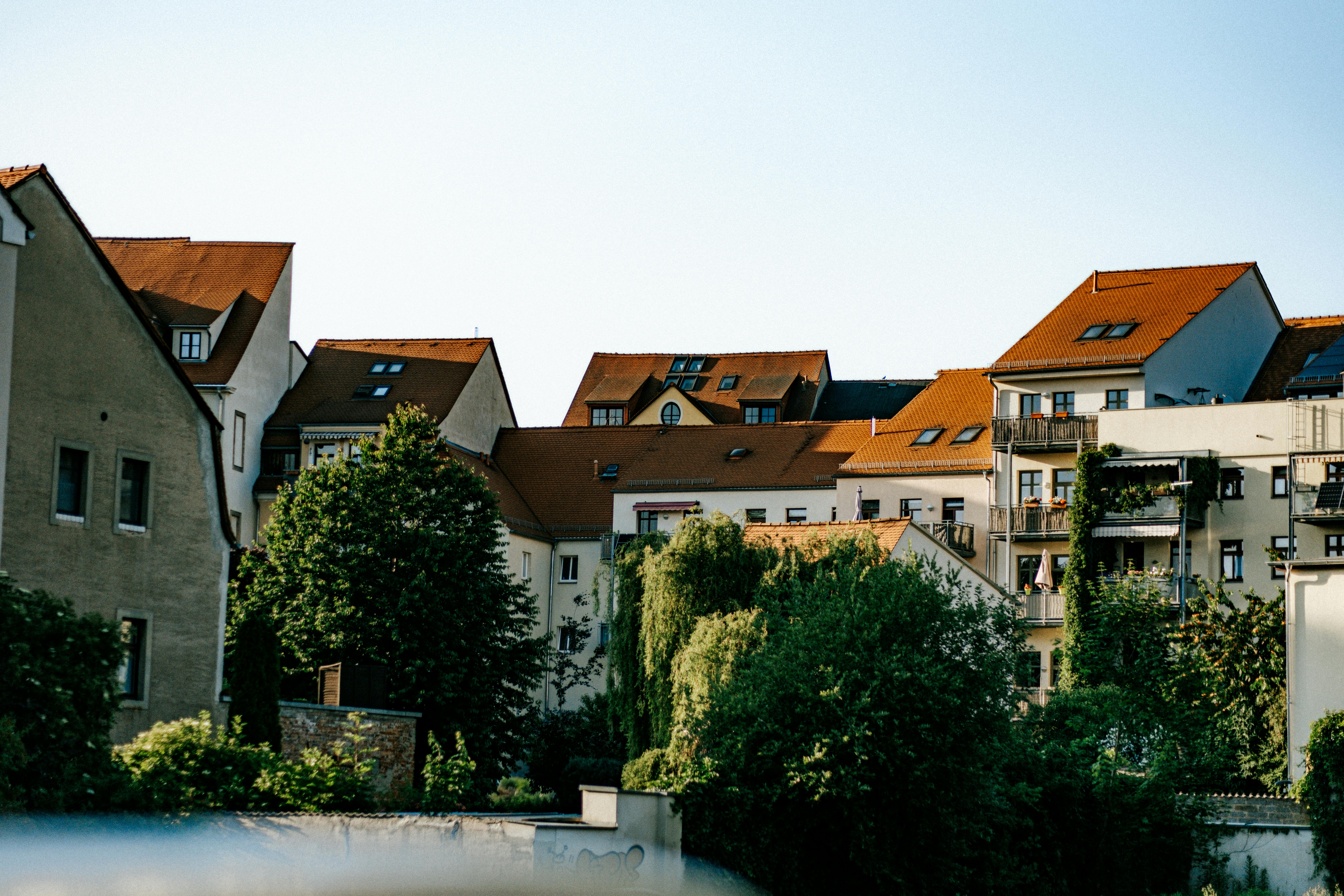 Czym różni się blachodachówka modułowa od zwykłej?